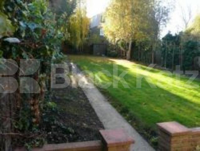 			AMAZING HOUSE!!!, 4 Bedroom, 1 bath, 1 reception Flat			 Creighton Ave, MUSWELL HILL N10